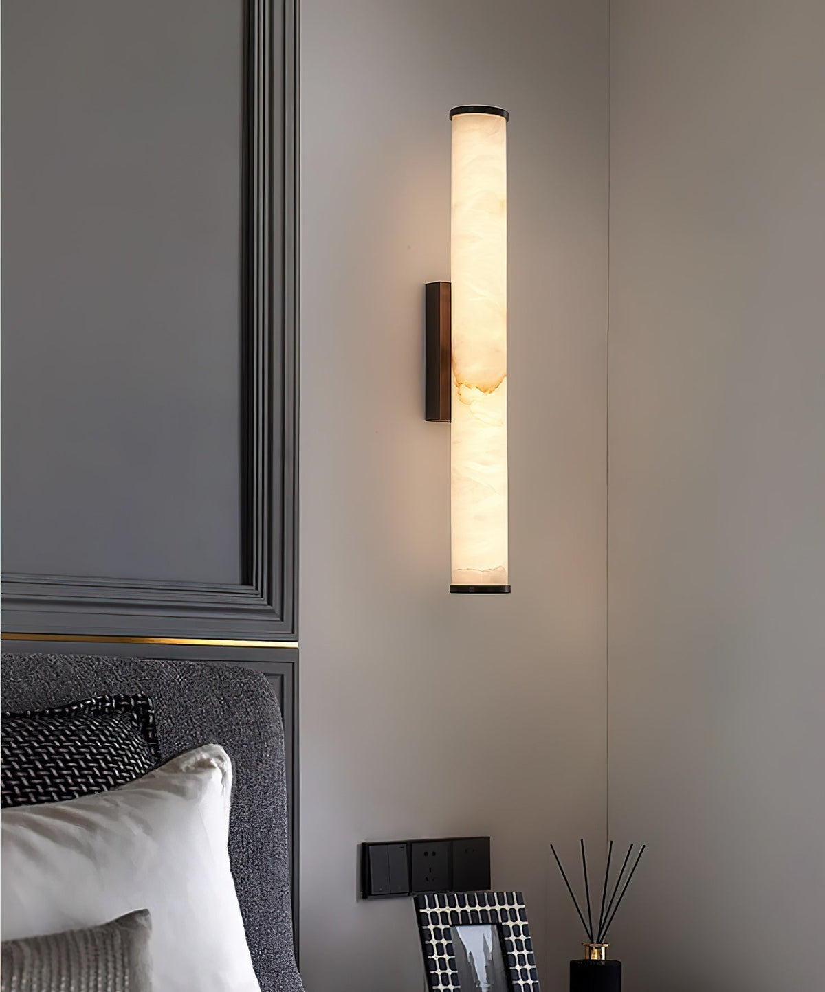 Wall Lamp Brass and Alabaster Integrated LED | Minimalist Modern Style | Natural Stone Pattern Sconce Lighting Fixture