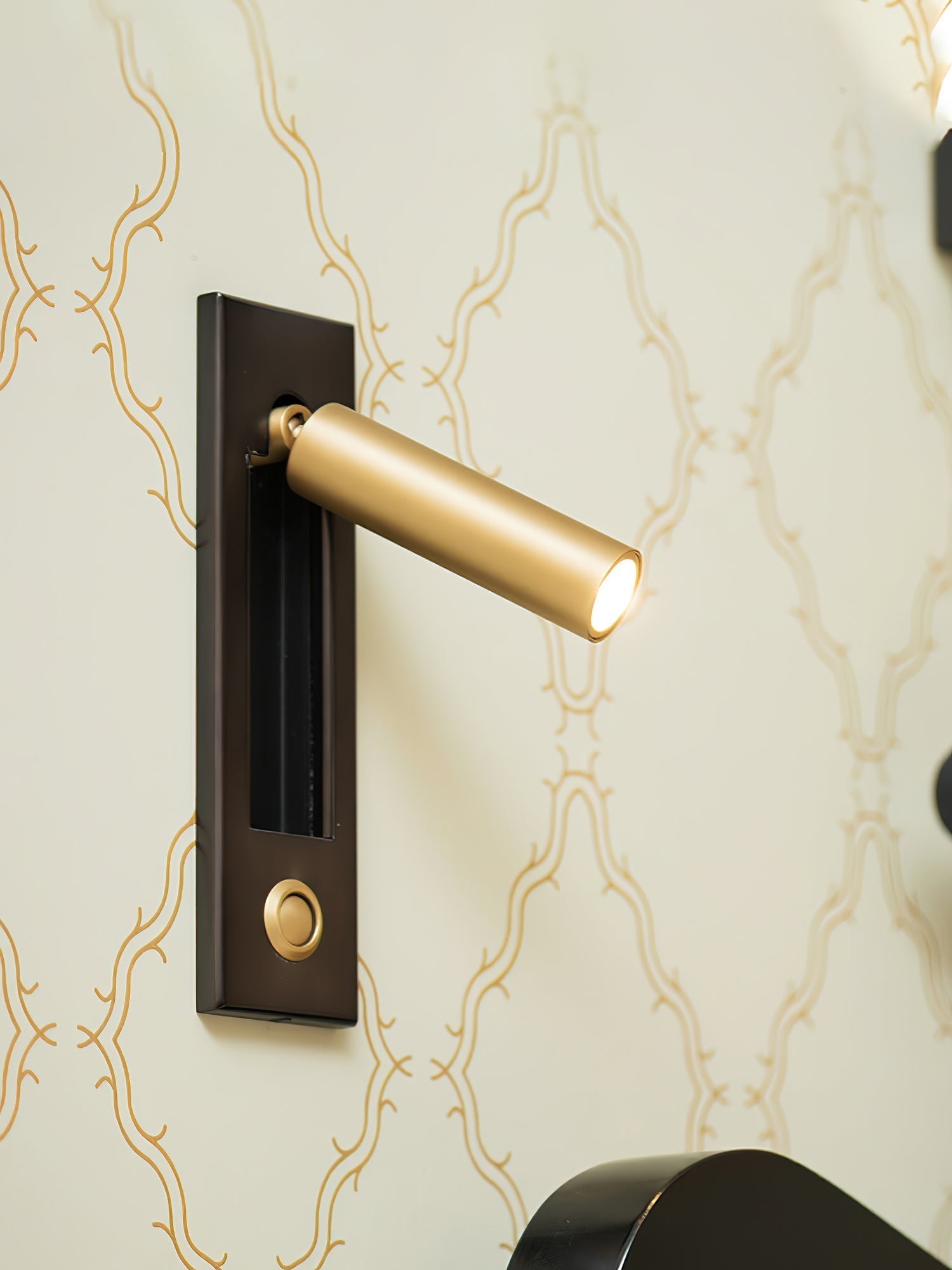 Minimalist Metal Wall Lamp
